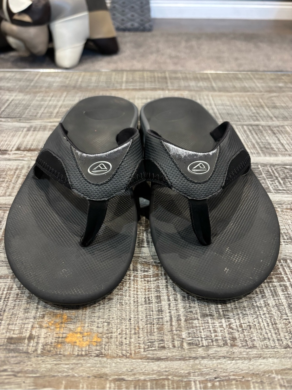 Reef Men's Black and Gray Flip Flop Sandals